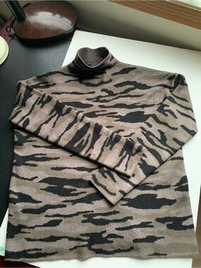 Tahari Black & Taupe Camouflage Turtleneck Sweater